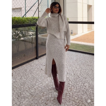 Conjunto Tricot Blusa com Cachecol Fixo Saia Midi com Fenda