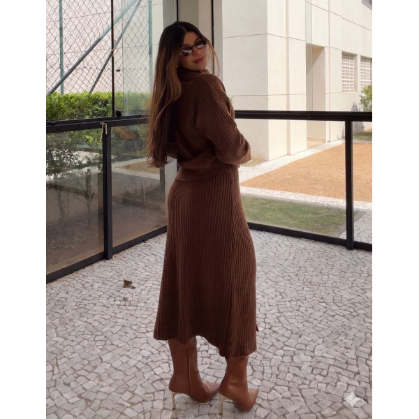 Conjunto Tricot Blusa com Cachecol Fixo Saia Midi com Fenda - Marrom