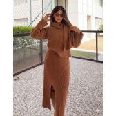 Conjunto Tricot Blusa com Cachecol Fixo Saia Midi com Fenda - Caramelo