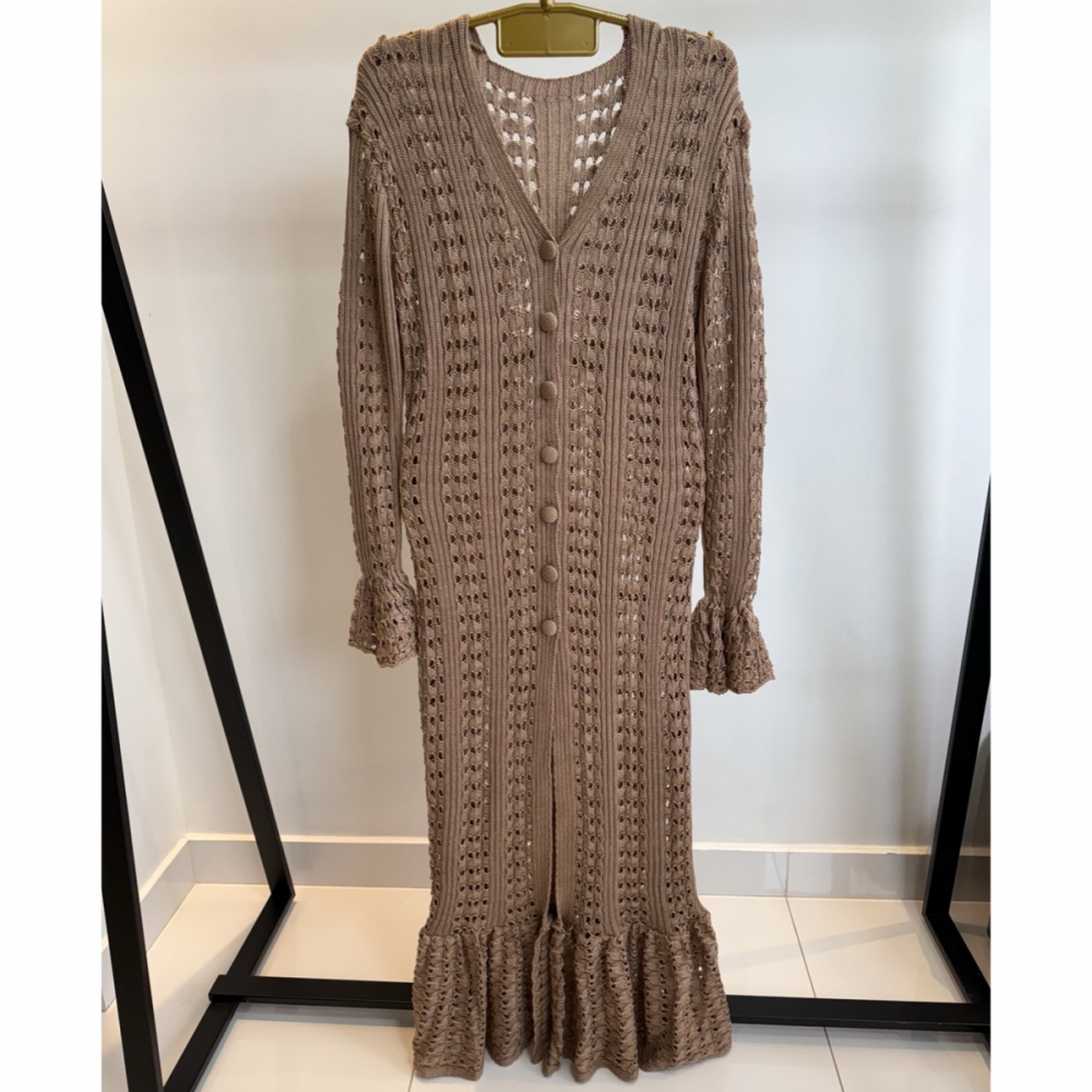 Maxi Cardigan Tricot Longo com Botões e Manga Flare - Marrom