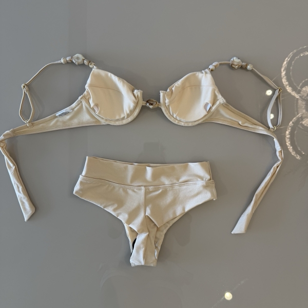 Biquíni Meia Taça Cintura Alta Com Pedraria Nas Alças - Champagne