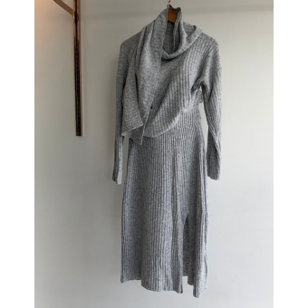 Conjunto Tricot Blusa com Cachecol Fixo Saia Midi com Fenda