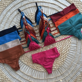 Biquíni Liso Cortininha Macramê Hot Pants