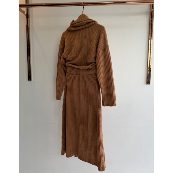 Conjunto Tricot Blusa com Cachecol Fixo Saia Midi com Fenda - Caramelo