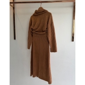 Conjunto Tricot Blusa com Cachecol Fixo Saia Midi com Fenda - Caramelo