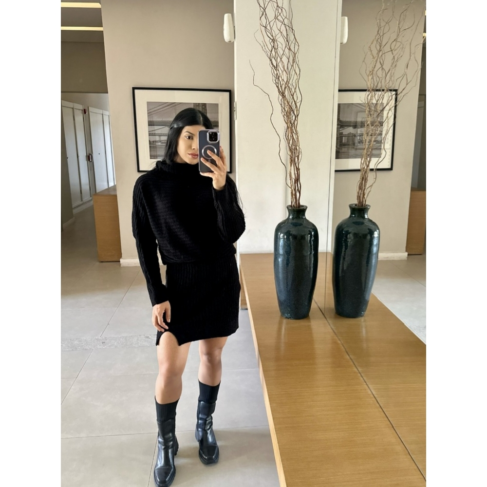 Conjunto Canelado Blusa Com Gola Boba e Saia - Preto