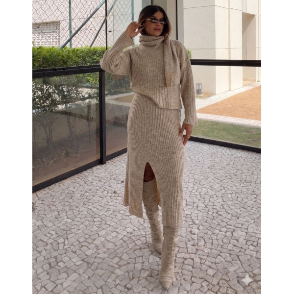 Conjunto Tricot Blusa com Cachecol Fixo Saia Midi com Fenda - Areia