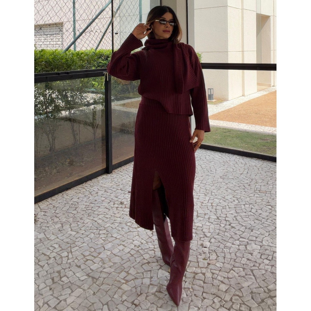 Conjunto Tricot Blusa com Cachecol Fixo Saia Midi com Fenda - vinho