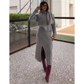 Conjunto Tricot Blusa com Cachecol Fixo Saia Midi com Fenda