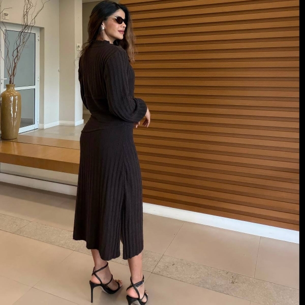 Vestido Midi Com Detalhe Corpete Assimétrico E Fendas - Marrom