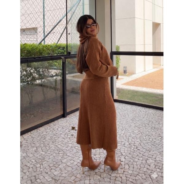 Conjunto Tricot Blusa com Cachecol Fixo Saia Midi com Fenda - Caramelo