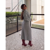 Conjunto Tricot Blusa com Cachecol Fixo Saia Midi com Fenda - Cinza