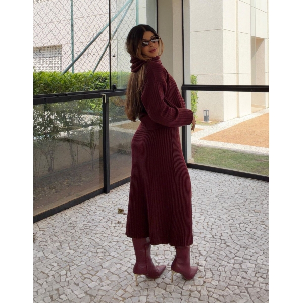 Conjunto Tricot Blusa com Cachecol Fixo Saia Midi com Fenda - vinho