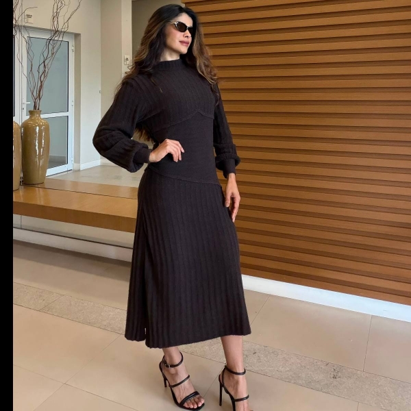 Vestido Midi Com Detalhe Corpete Assimétrico E Fendas - Marrom