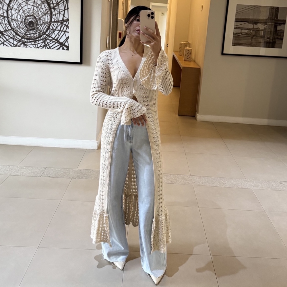 Maxi Cardigan Tricot Longo com Botões e Manga Flare - Bege Claro